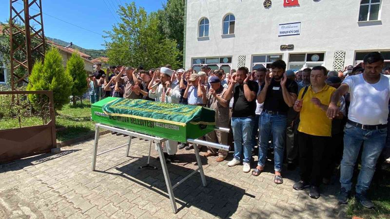 Evinde ölü bulunan gurbetçi toprağa verildi: Torunu gözaltında
