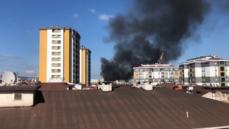 Sancaktepe’de 5 katlı binanın çatısında yangın çıktı. Olay yerine çok sayıda itfaiye ekibi sevk edildi.
