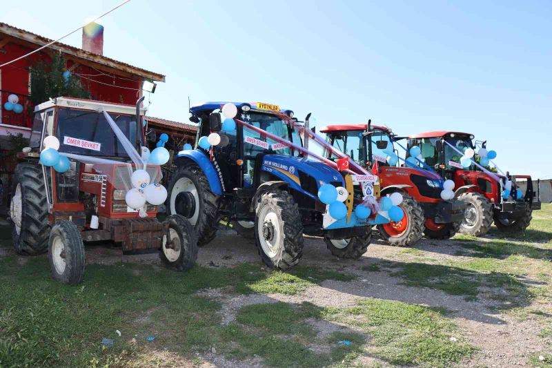 Sünnet düğününde otomobiller yerlerini traktörlere bıraktı
