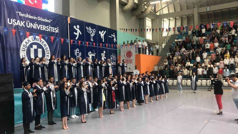 Uşak Üniversitesi öğrencileri, İstiklal Marşı’nı işaret diliyle okuyarak mezun oldu
