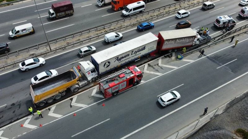 İstanbul Tem Sultanbeyli mevkiinde 3 tır ile 1 otomobil zincirleme kazaya karıştı. Kaza nedeniyle trafik durma noktasına geldi.
