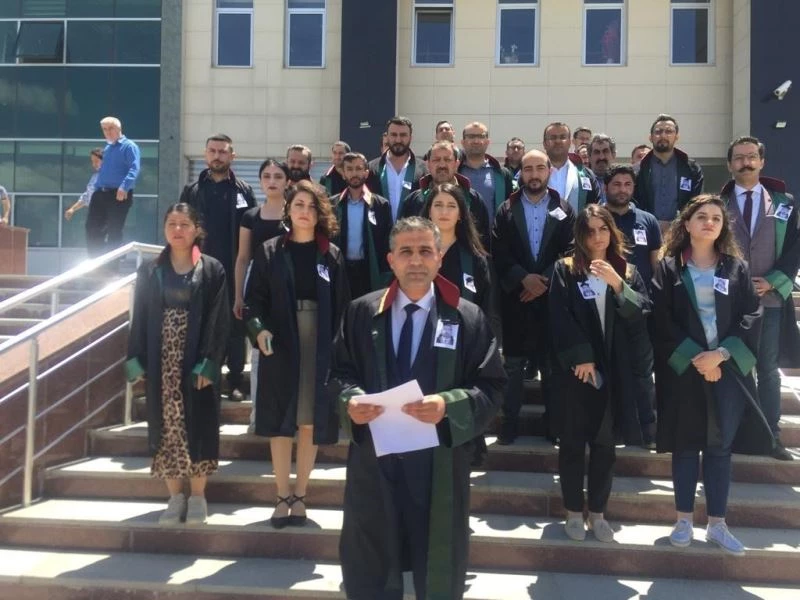 Kars’ta avukatlardan basın açıklaması
