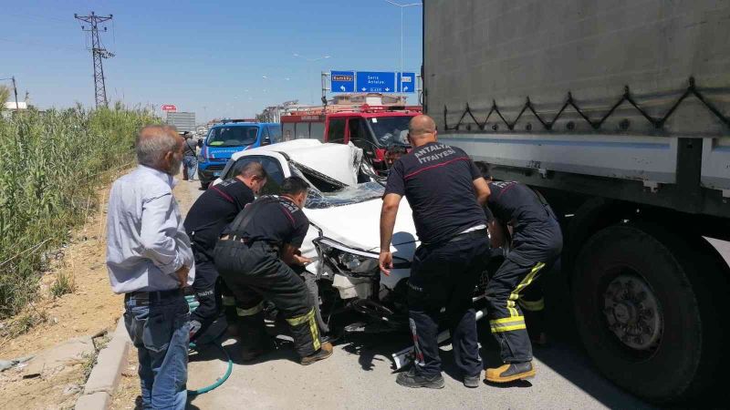 Antalya’da bir kaza diğerini beraberinde getirdi: 2 yaralı
