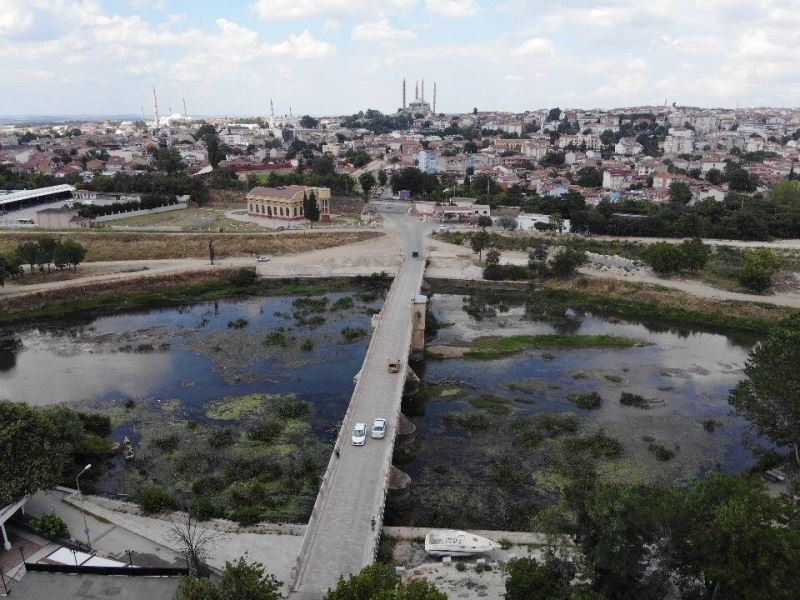 Tunca Nehri’nde debinin düşmesiyle adacıklar oluştu
