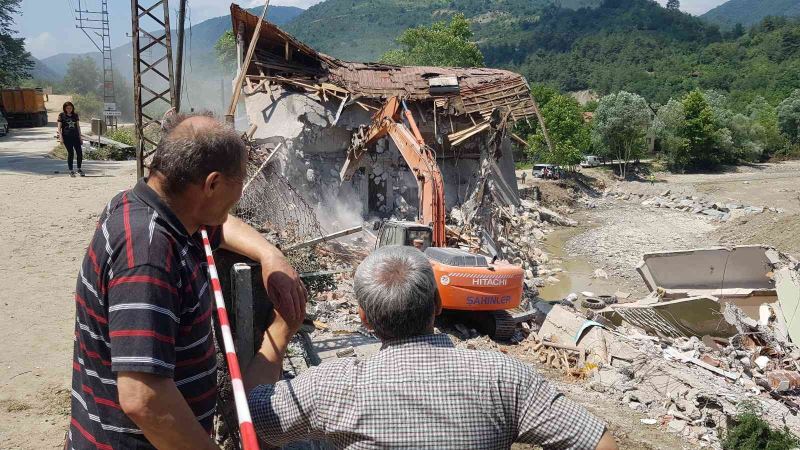 Sel afetinde büyük hasar gören evlerinin yıkılışını çaresizce izlediler
