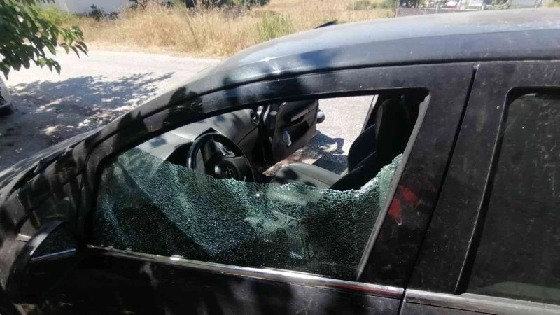 Park halindeki araçların camını kırıp ruhsatını aldılar
