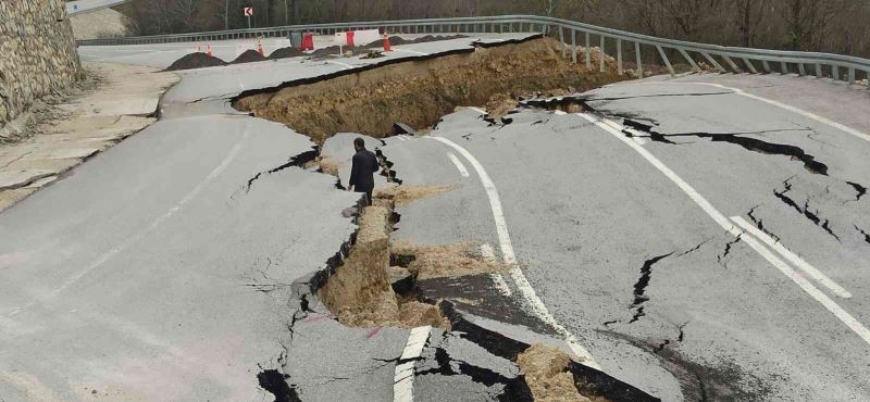 Heyelanın meydana geldiği yol, Kurban Bayramı’na hazır hale getiriliyor
