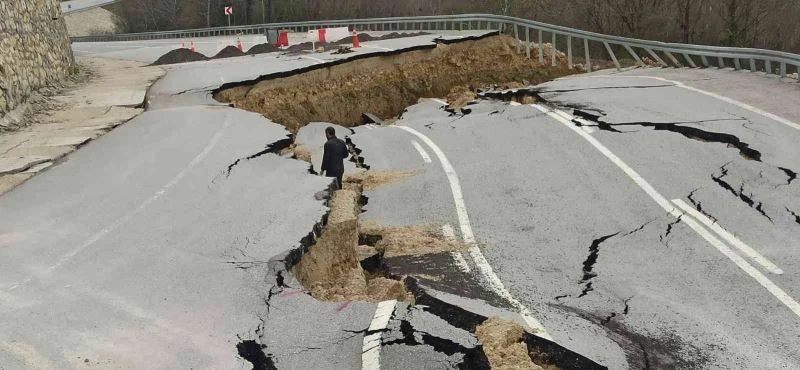 Heyelanın meydana geldiği yol, Kurban Bayramı’na hazır hale getiriliyor
