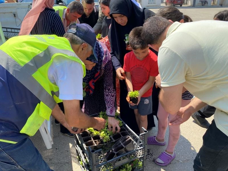 Bursa’da mezarlık ziyaretçilerine ücretsiz çiçek
