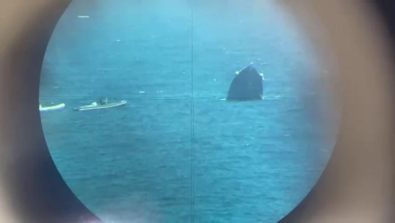 Motoryat suya gömüldü, 3 kişi bota binerek kurtuldu
