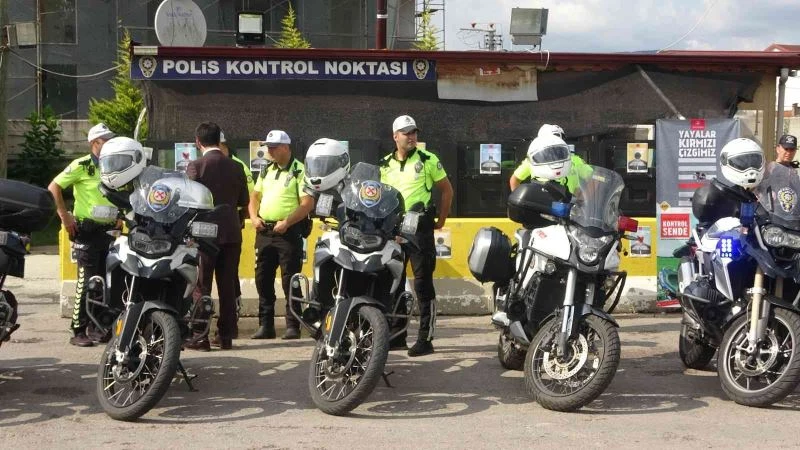 Bayram tatiline çıkan sürücüler denetlendi, Vali Yavuz çocuklara hediyeler verdi
