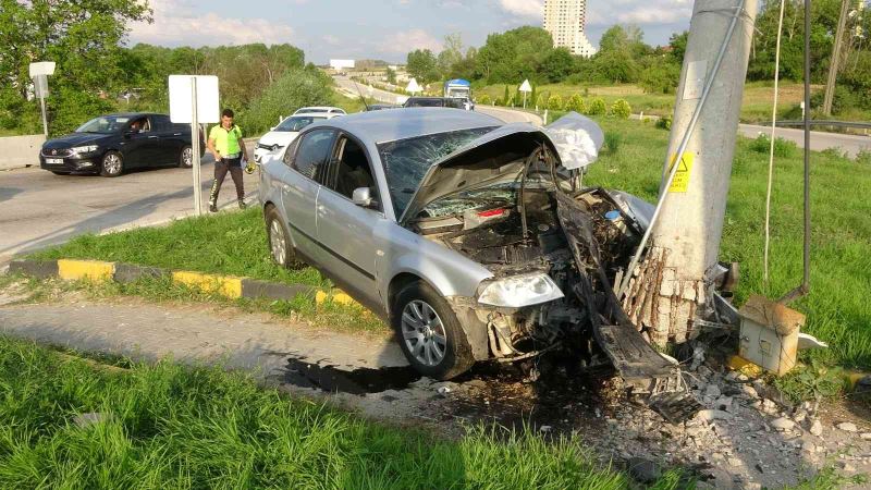 Hızını alamayan otomobil, kavşakta direğe çarptı: 1 ölü, 3 yaralı
