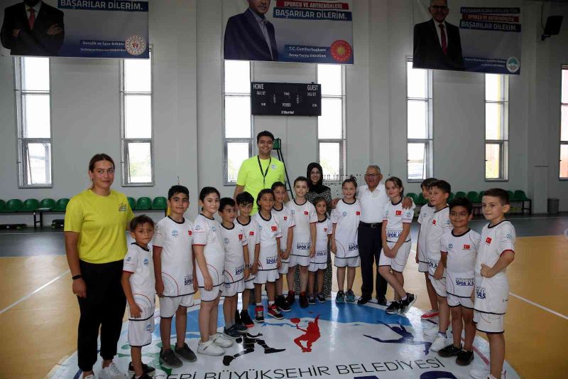 Başkan Büyükkılıç spor merkezinde miniklerle buluştu

