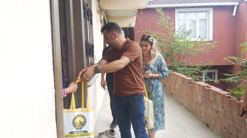 2 bin çocuğa bayramlık alıp yüzlerini güldürdüler
