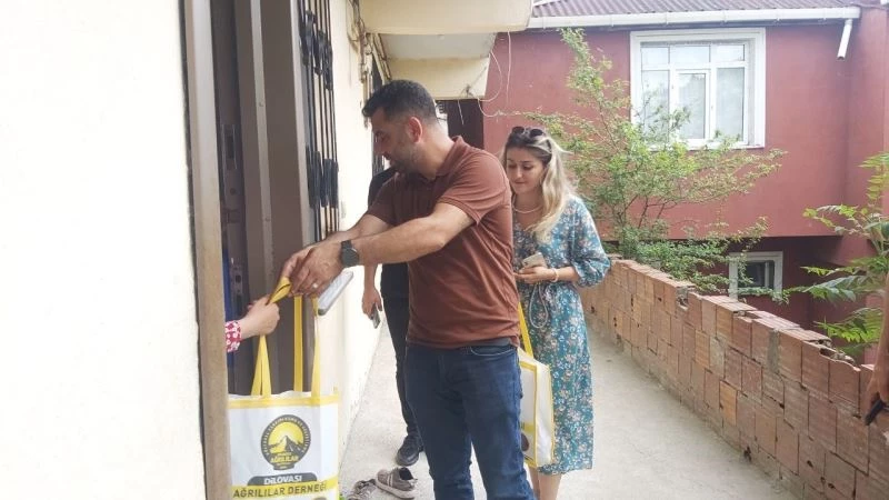 2 bin çocuğa bayramlık alıp yüzlerini güldürdüler
