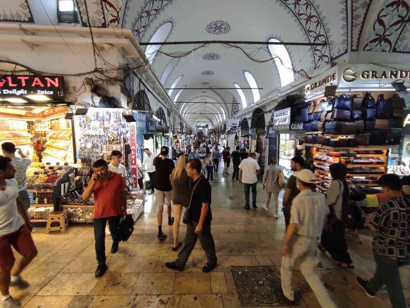 Arefe Günü’nde Kapalıçarşı’da turist yoğunluğu
