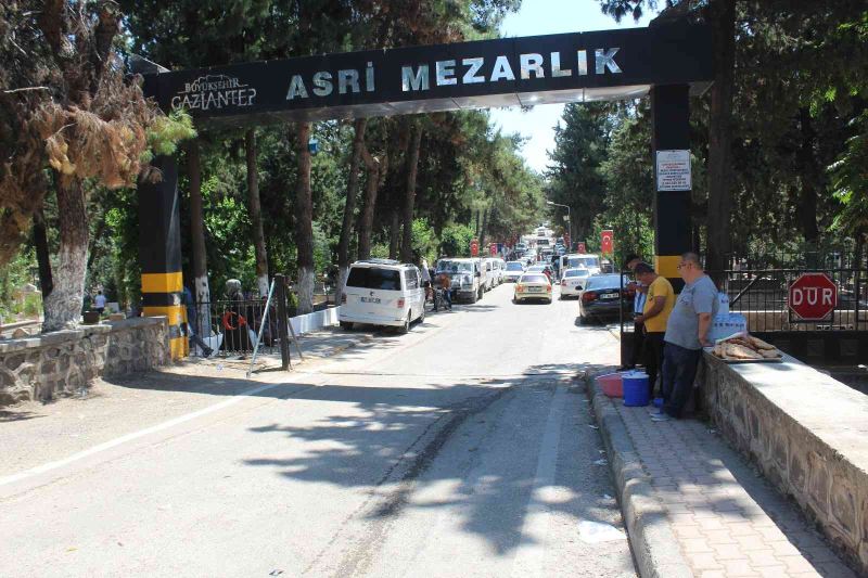 Gaziantep’teki mezarlıklarda arefe günü yoğunluğu
