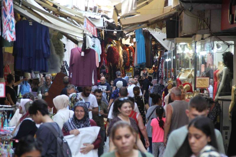 İzmir’deki Tarihi Kemeraltı Çarşısı’nda bayram hareketliliği
