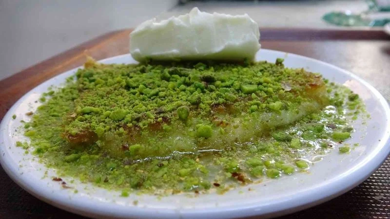 Hatay’ın meşhur tatlısı künefe, bayram sofralarının vazgeçilmezi