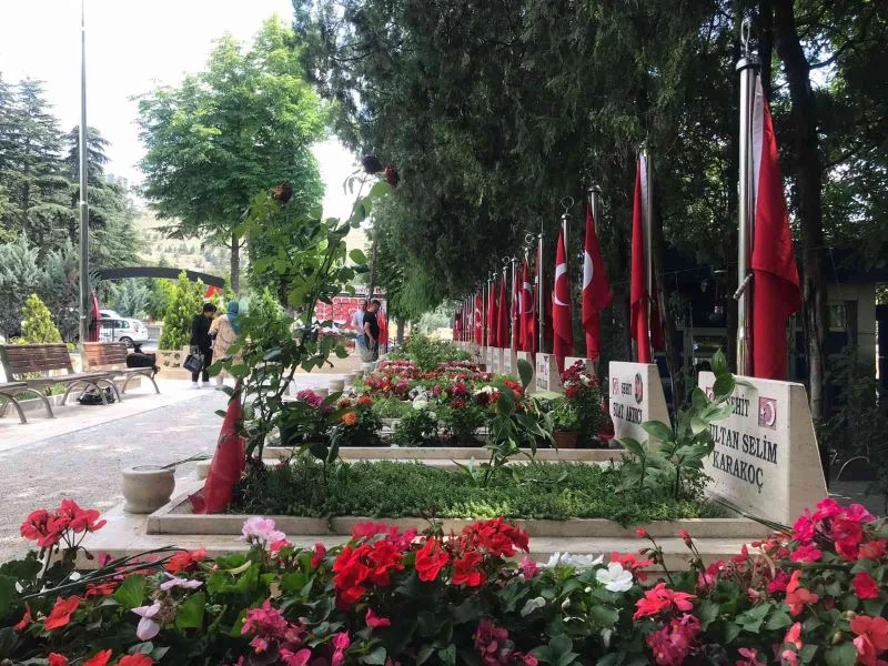 15 Temmuz şehitleri mezarları başında anıldı
