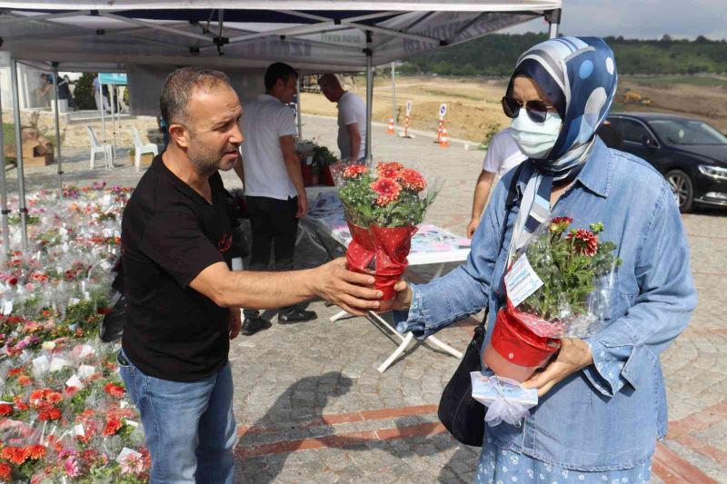 İzmit Belediyesi mezarlıkları ziyaret eden vatandaşlara çiçek ve cüz dağıttı
