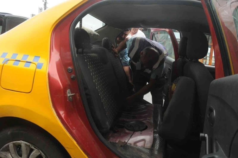 Yolcuyu uçağına yetiştirmek için aracın koltuklarını söktü
