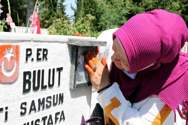 Arefe gününde şehitlikte duygulandıran anlar
