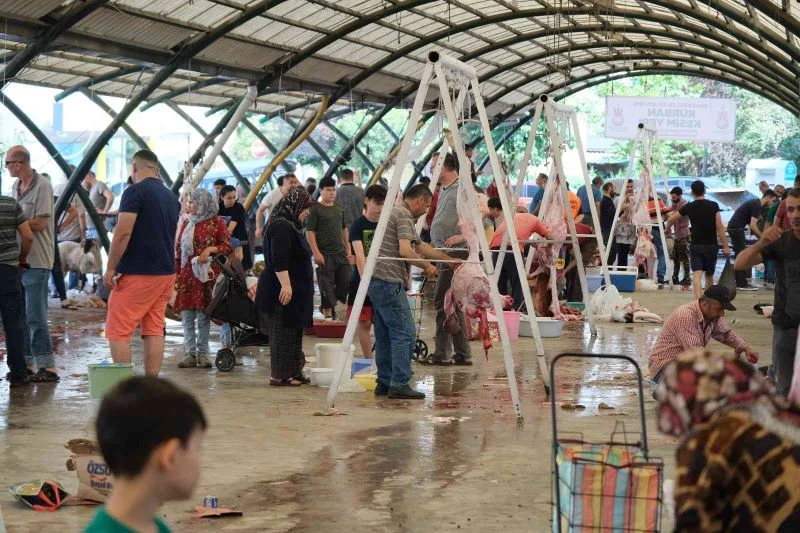 Manisa’da kurbanlıklar kesilmeye başlandı
