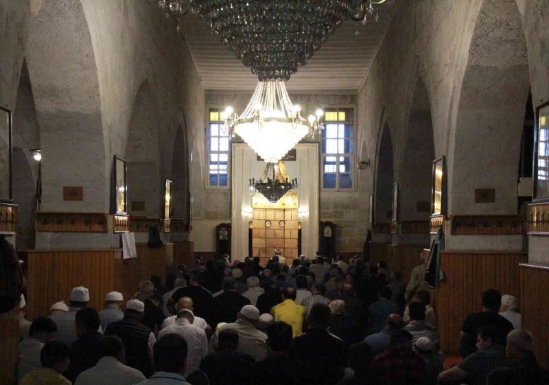 826 yıllık camide bayram namazı
