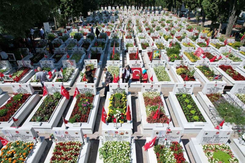 Edirnekapı Şehitliği’nde hüzünlü bayram
