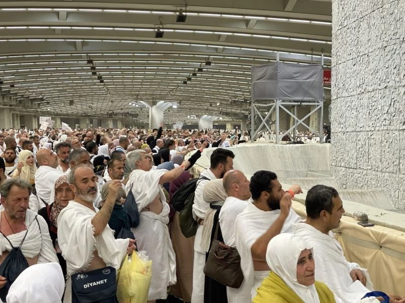 Hacılar Mina’da şeytan taşladı
