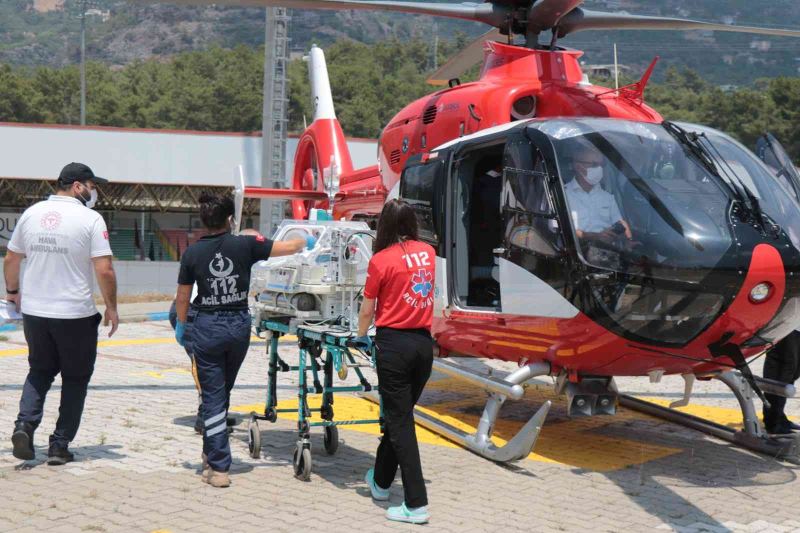 Helikopter erken doğan prematüre bebek için havalandı
