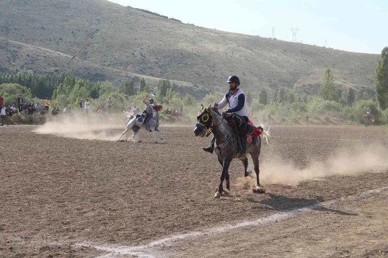Final maçında atı şahlanan sporcu attan düştü yürekler ağıza geldi
