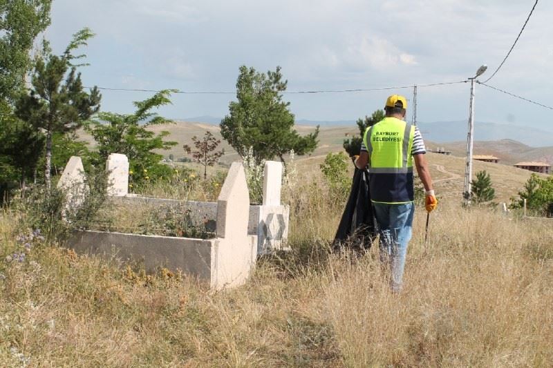 Bayburt Belediyesi mezarlıkları bayram için temizledi
