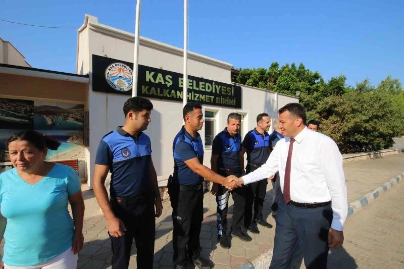 Başkan Ulutaş, belediye personeliyle bayramlaştı
