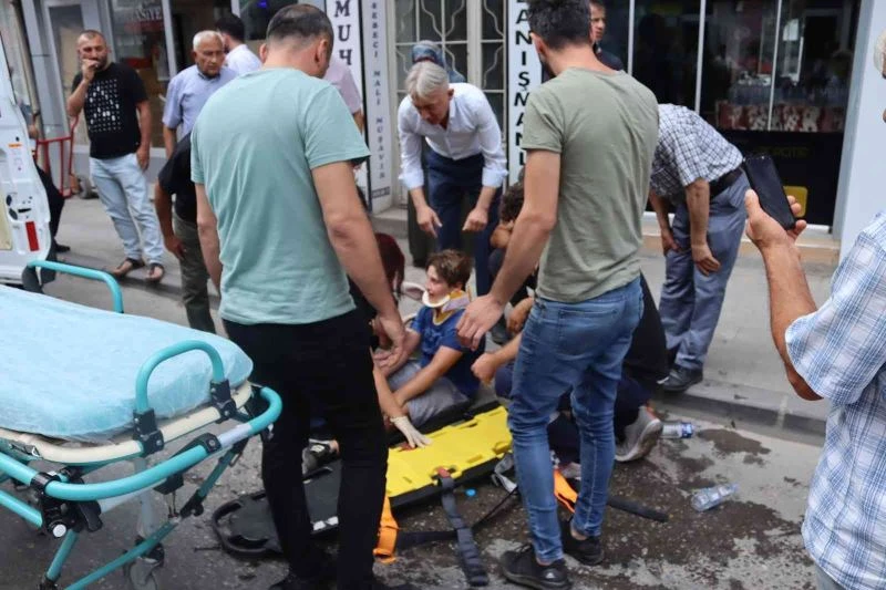 Çocuğa araba çarptı, sabırsız sürücüler kornaya dayandı
