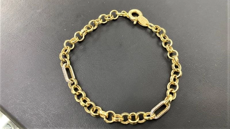 Macaristanlı çiftin kuyumcudaki hırsızlığı, işyeri sahibinin dikkatine takıldı
