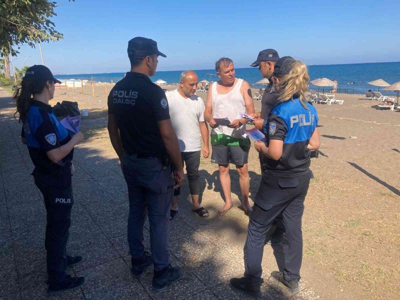 Mersin polisi, suda boğulmalara karşı bilinçlendiriyor
