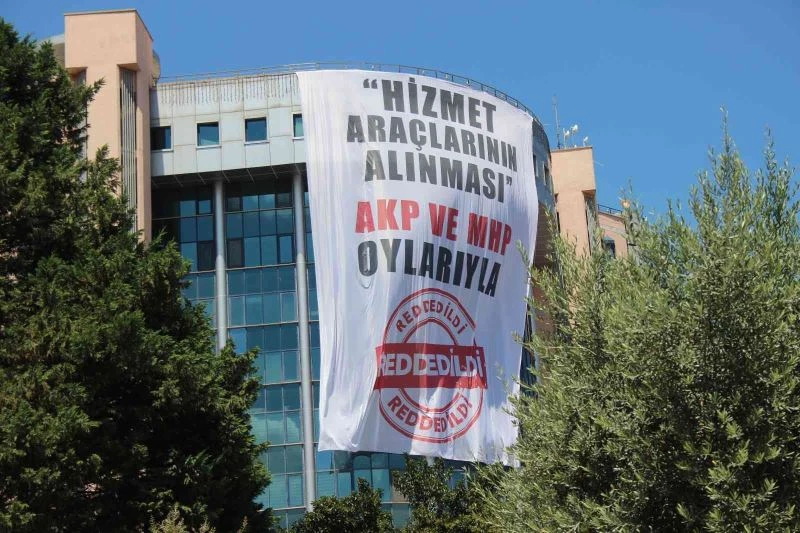 İzmit’te pankart tartışması
