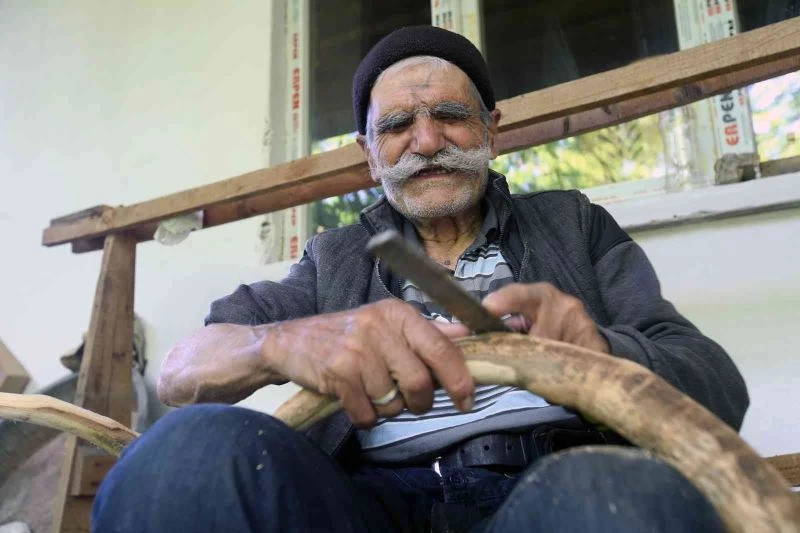 Görmeyen gözleriyle binlerce fidan yetiştirdi
