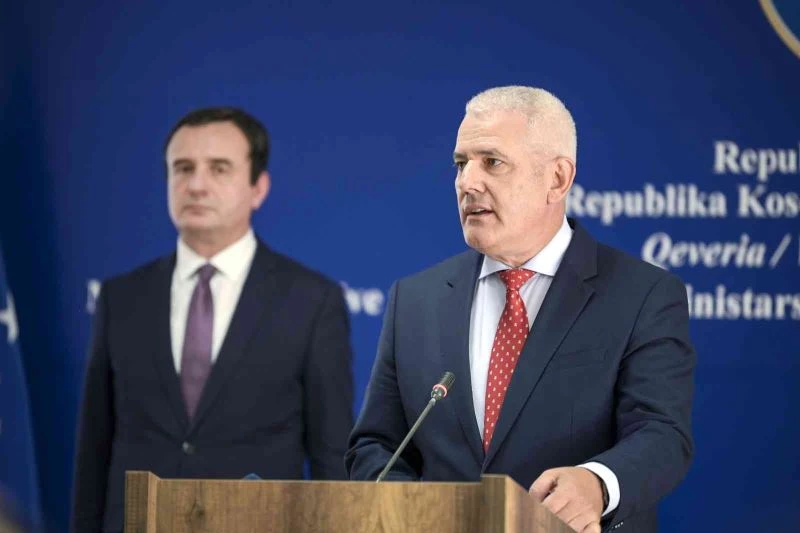 Kosova’da Sırplar, sınırda kurdukları barikatları kaldırılıyor
