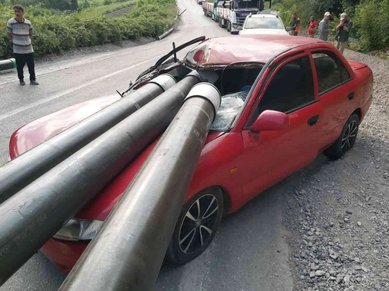 Bir tonluk borular otomobile ok gibi saplandı
