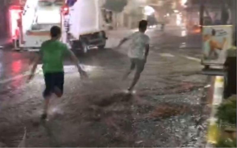 Edirne’de aniden bastıran yağmur hayatı felç etti
