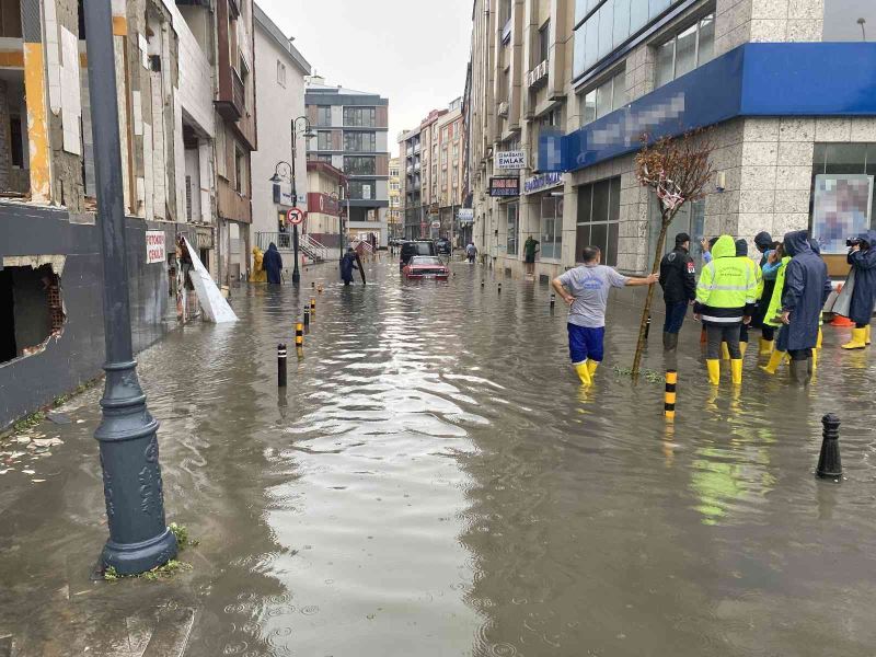 Silivri’de yoğun yağış sonrası su baskınları yaşandı
