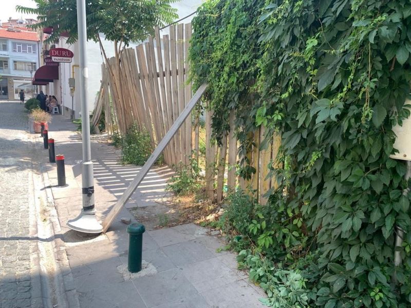 Düşmeye yüz tutmuş çitler için vatandaştan ilginç çözüm
