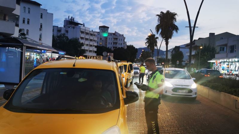Marmaris’te trafik ekipleri ticari taksi denetimlerine devam ediyor
