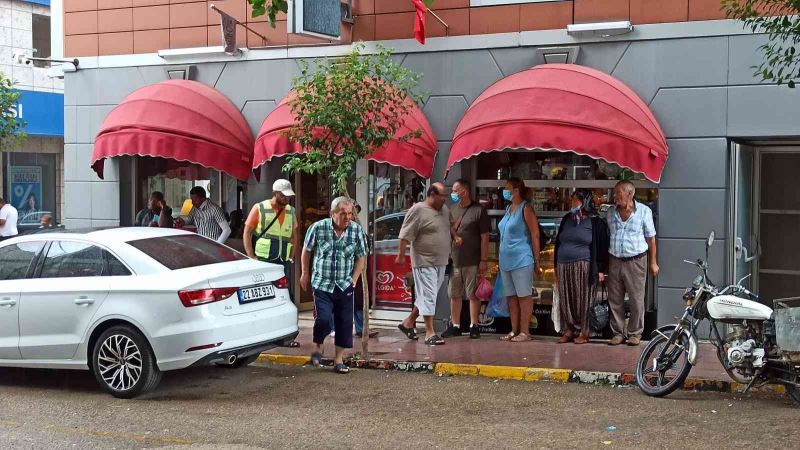 Yağmurdan kaçan vatandaşlar saçak altlarına sığındı
