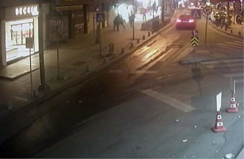 İstanbul’da dehşet anları kamerada: Tartıştığı genci sırtından bıçaklayıp restorana sığındı
