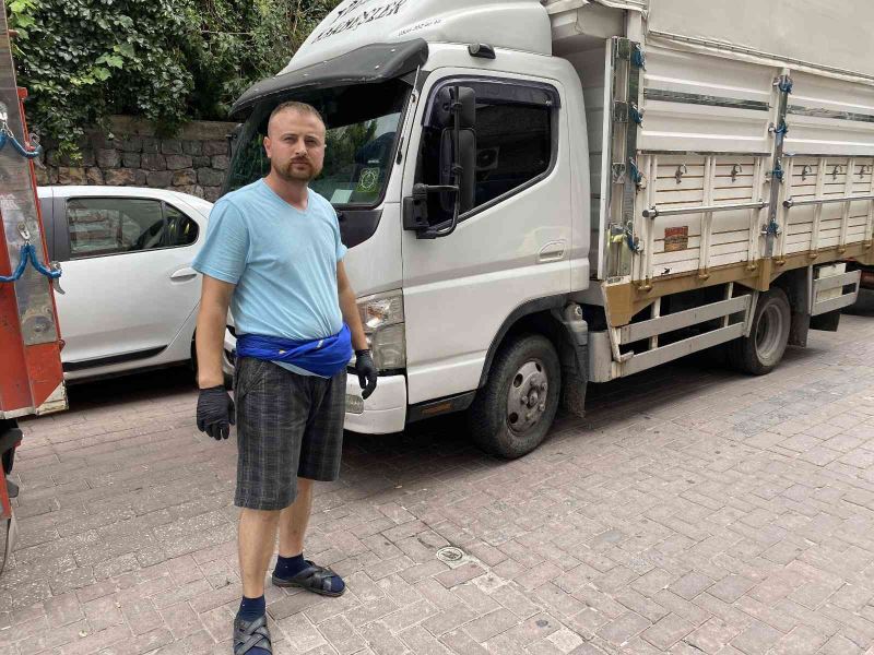 Zeytinburnu’nda pazarcı kamyonetlerine hırsız dadandı
