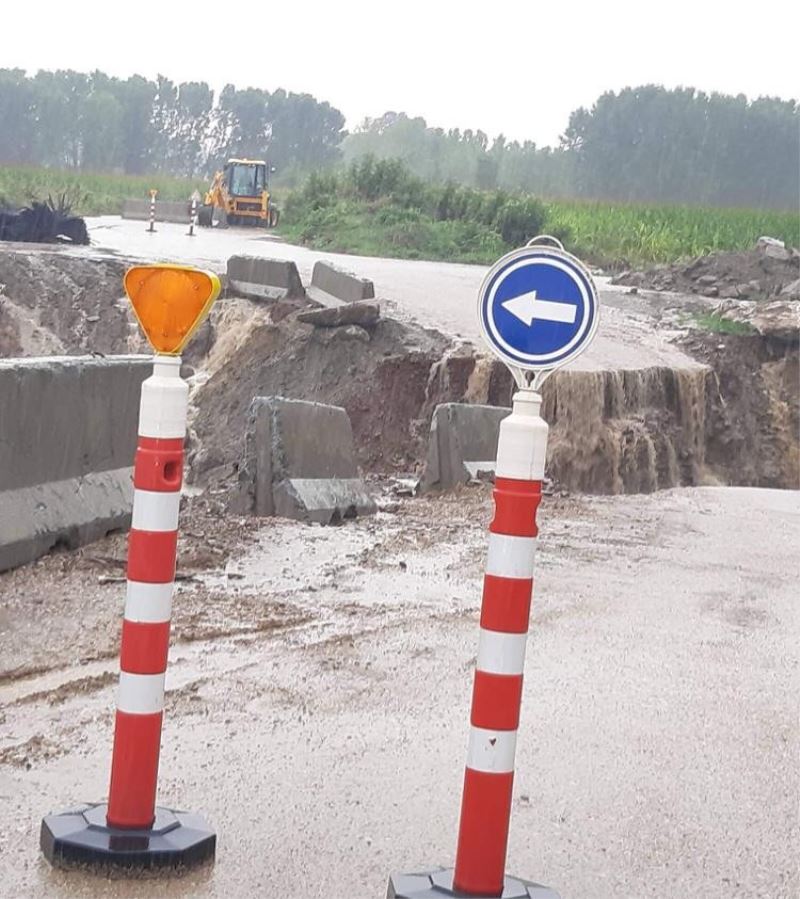 Kocaeli ve Sakarya’yı bağlayan geçici yol ve köprü kalıplarını sel suları götürdü
